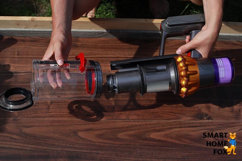 Removing and cleaning the dirt container